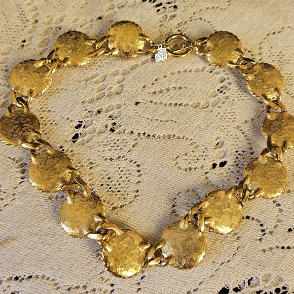 VINTAGE ANNE KLEIN CHUNKY ELEGANT GOLDTONE & FAUX PEARL CABOCHON NECKLACE CHOKER - Picture 8 of 10